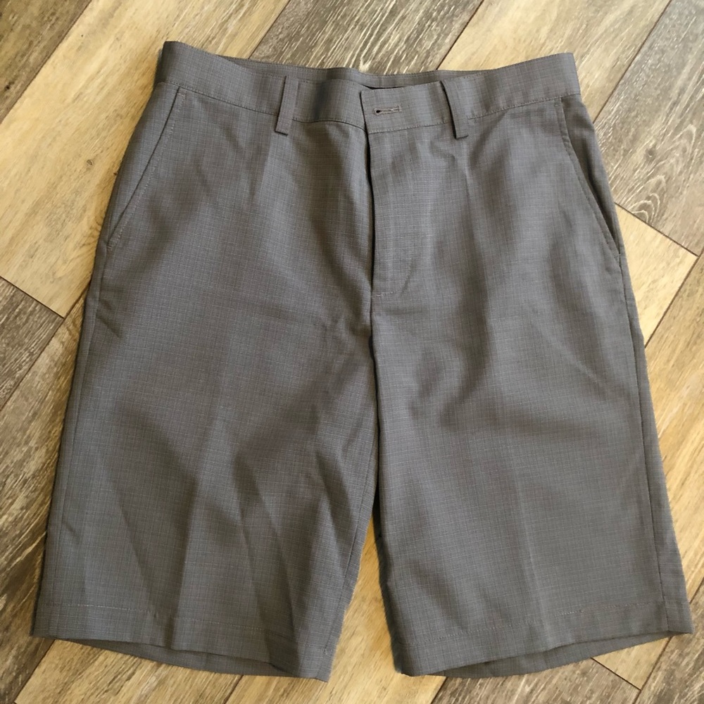 IZOD Men's Golf 9.5" Gray Classic Fit Shorts